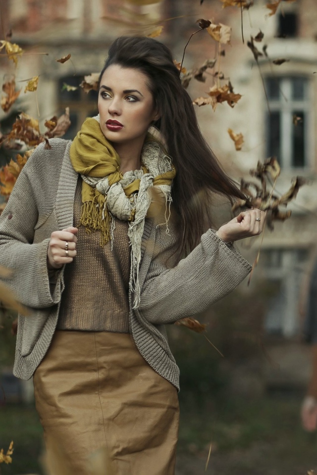 Осенняя девушка брюнетка