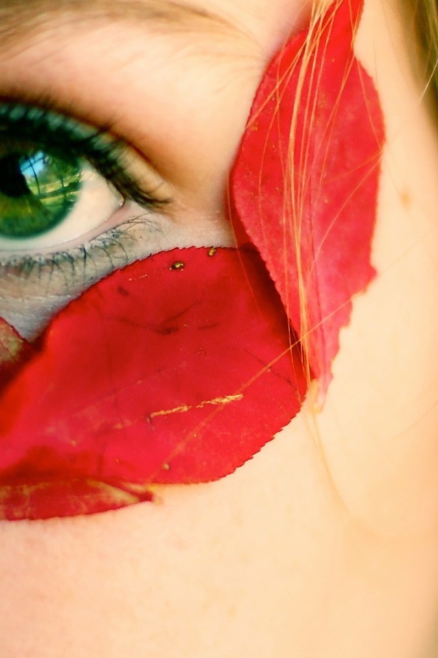 Осенние листья у глаза девушки