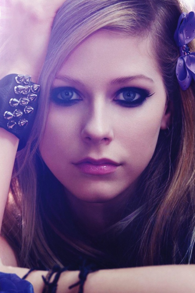 Аврил Лавин в фиолетовых тонах