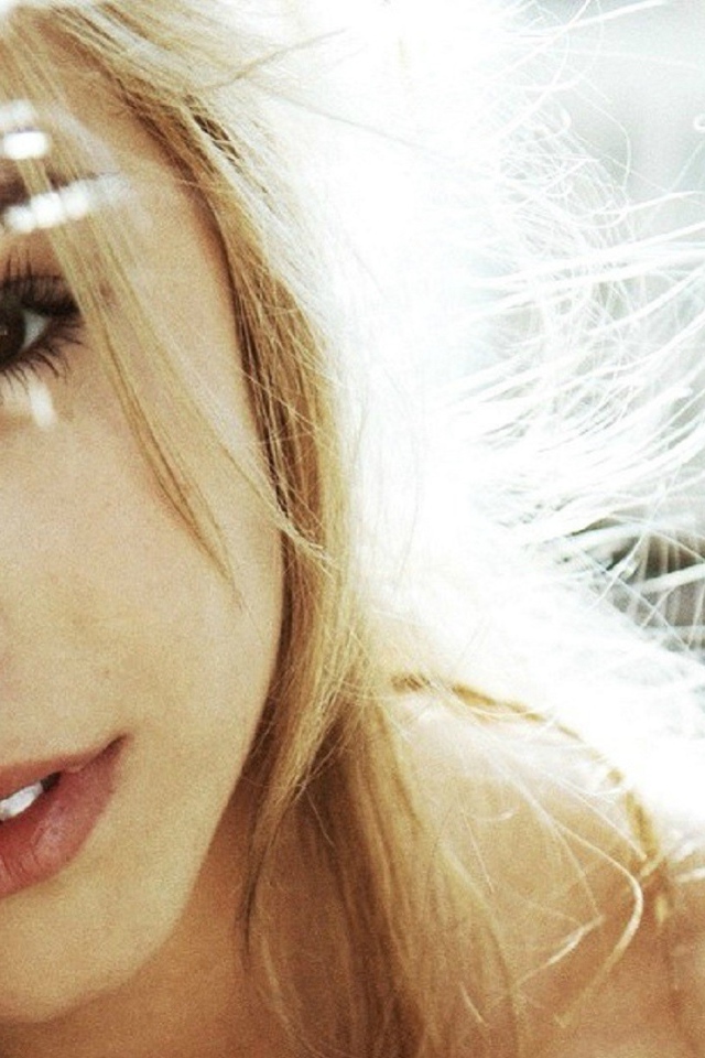 Красивая светловолосая девушка