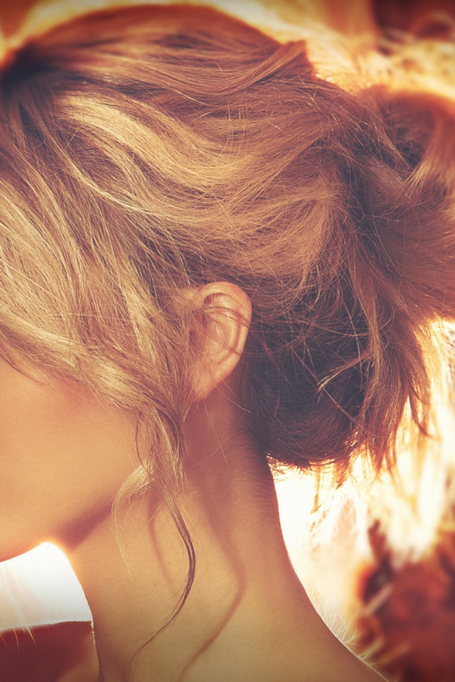 Красивая прическа у светловолосой девушки