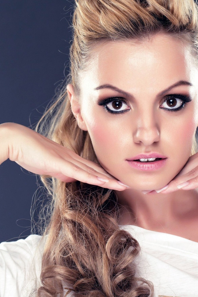 Красивая девушка Александра Стан