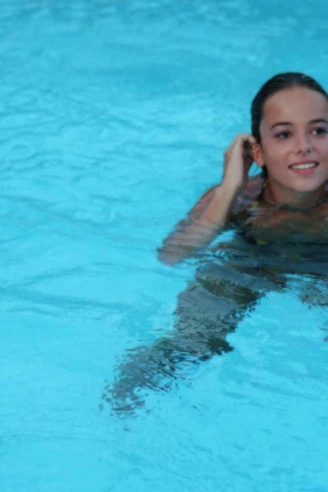 Красивая девушка Alizee в бассейне