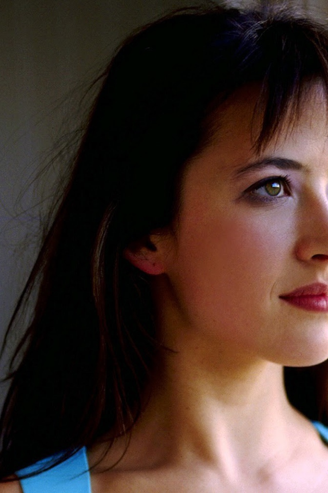 Красивая девушка смотрит в окно