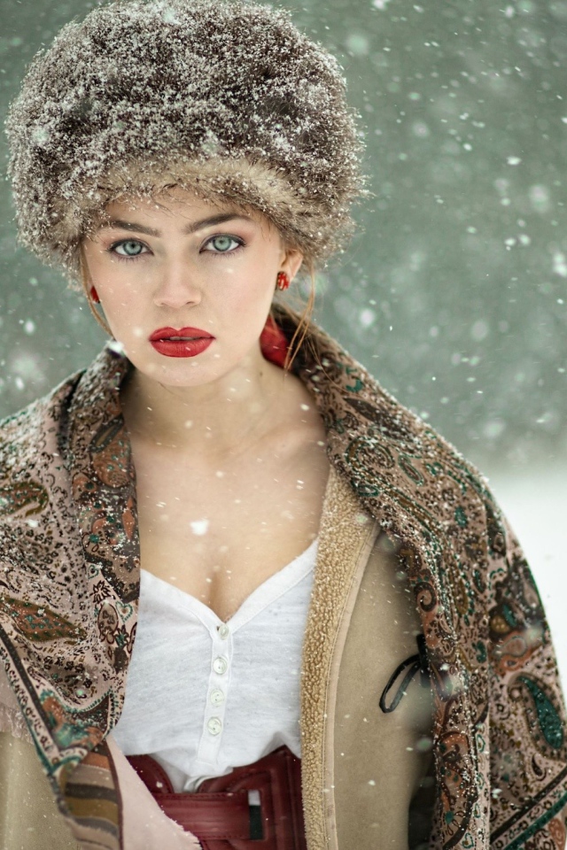 Красавица в меховой шапке
