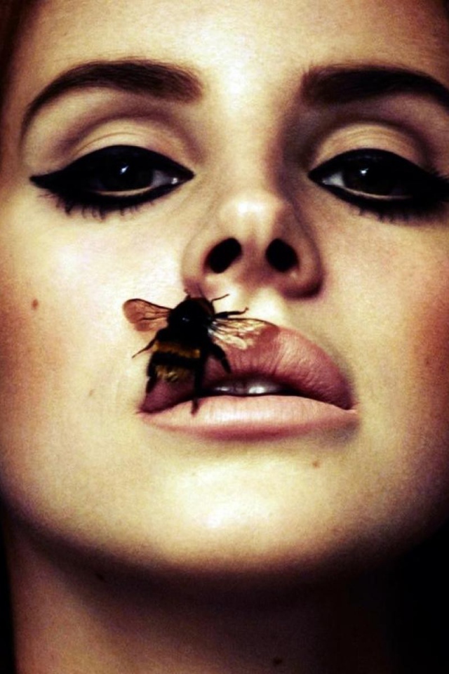 Пчела на губе у девушки