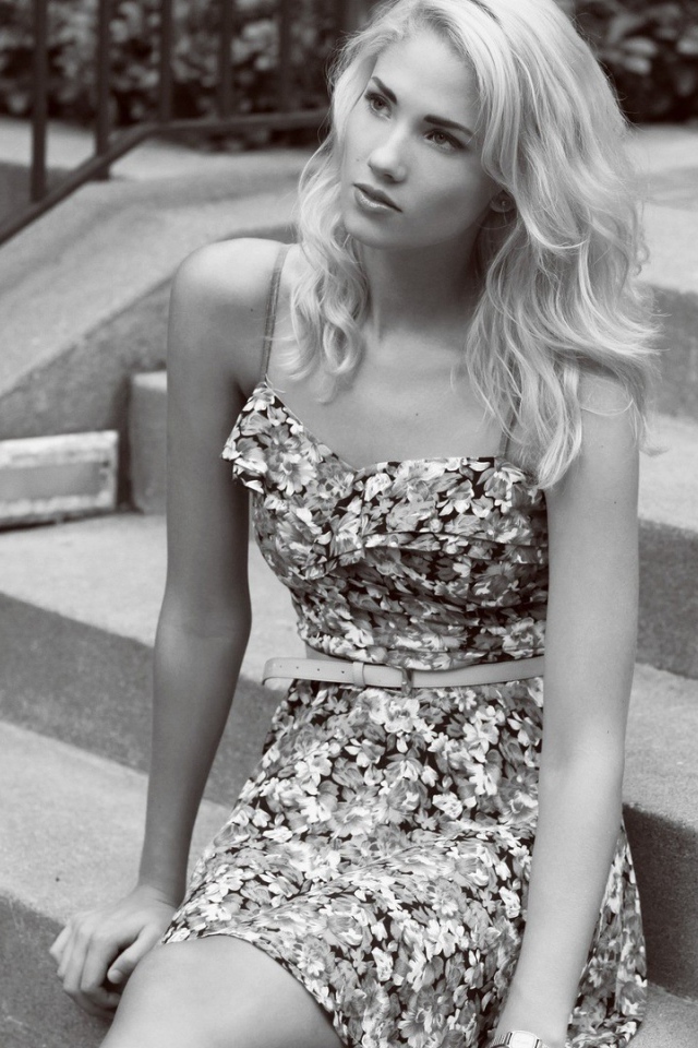 Девушка Берит Баркланд сидит на ступенях