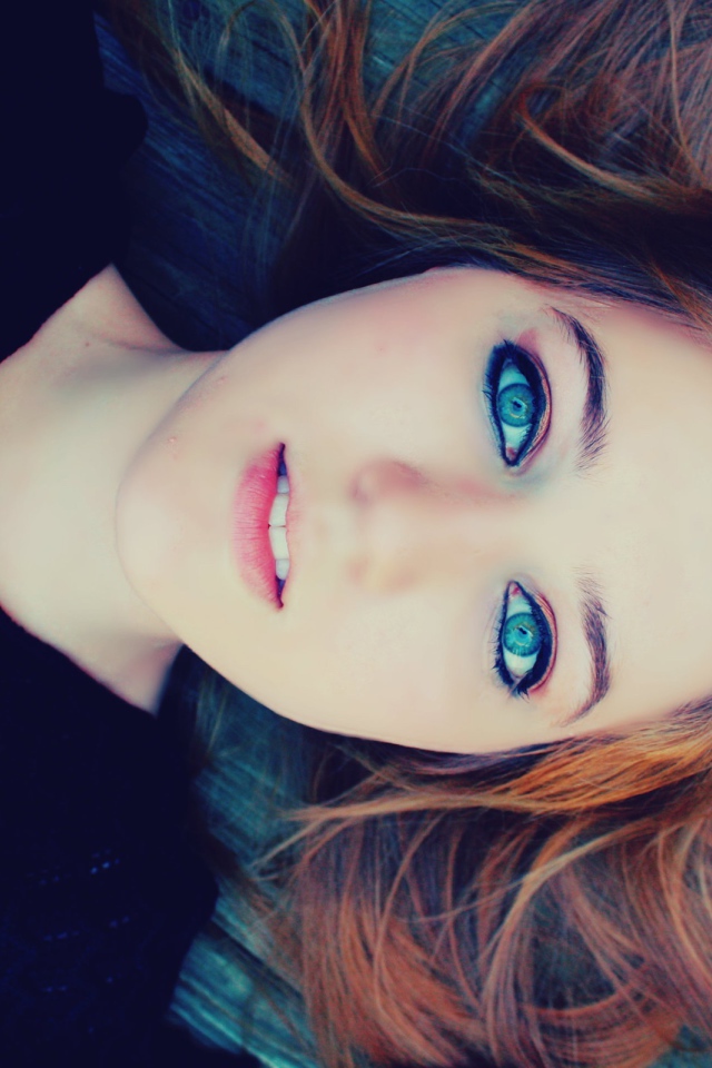 Большие голубые глаза у девушки