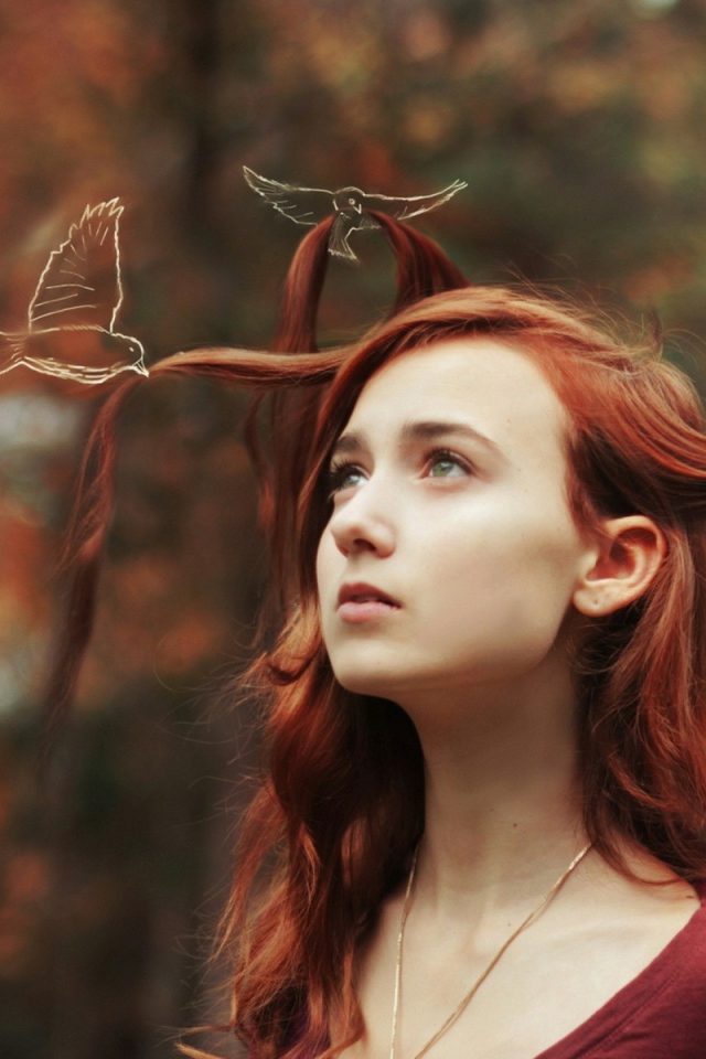 Птицы играют прядями волос у девушки