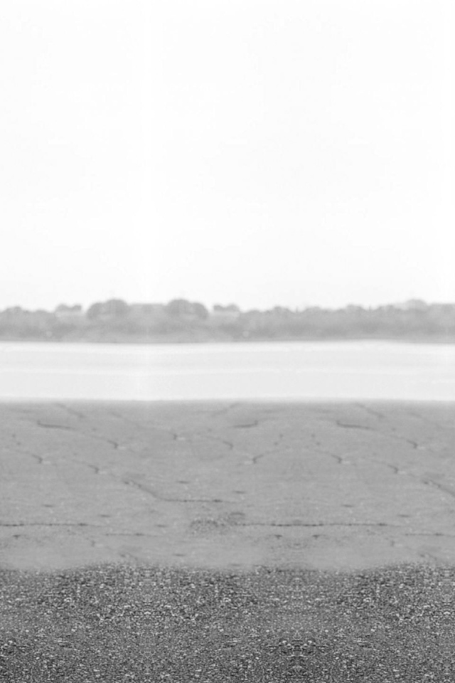 Черно-белое фото девушки с зонтом