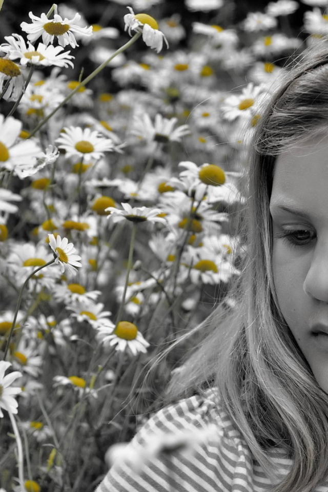 Черно белая девушка на фоне ромашек