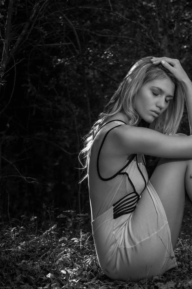 Черно белое фото девушки в лесу