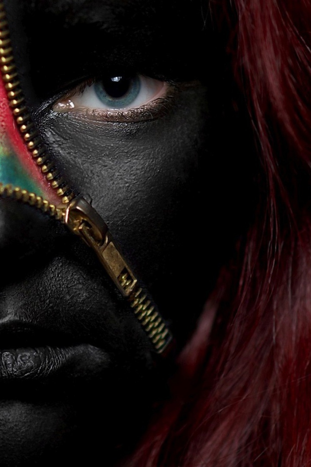 Черный грим на лице у девушки