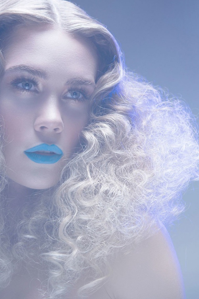 Модель блондинка с голубыми губами