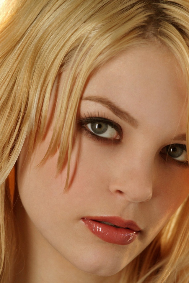 Блондинка Бри Дэниелс