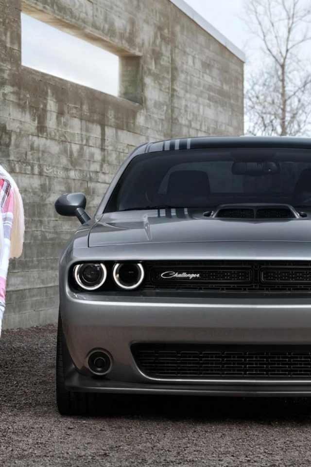 Блондинка на фоне серого Dodge Challenger
