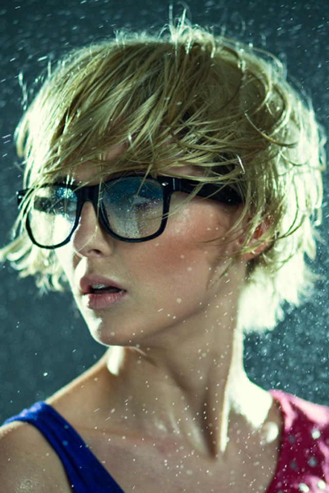 Блондинка среди капель воды