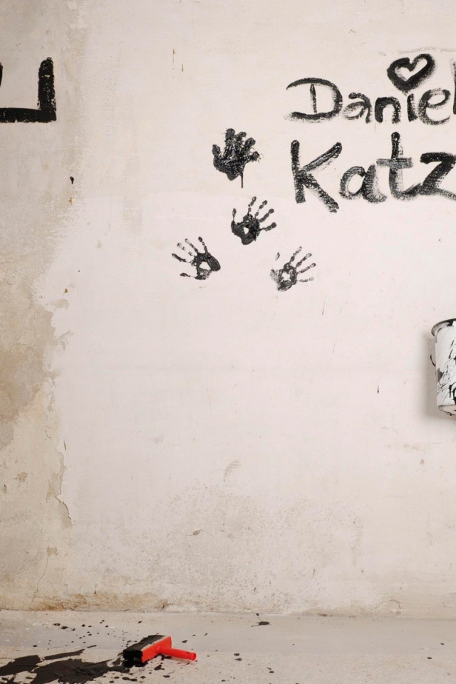 Блондинка рисует на стене