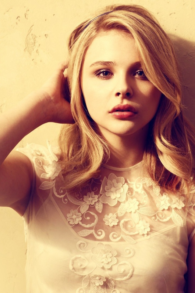 Девушка блондинка Хлоя Грейс Моретц