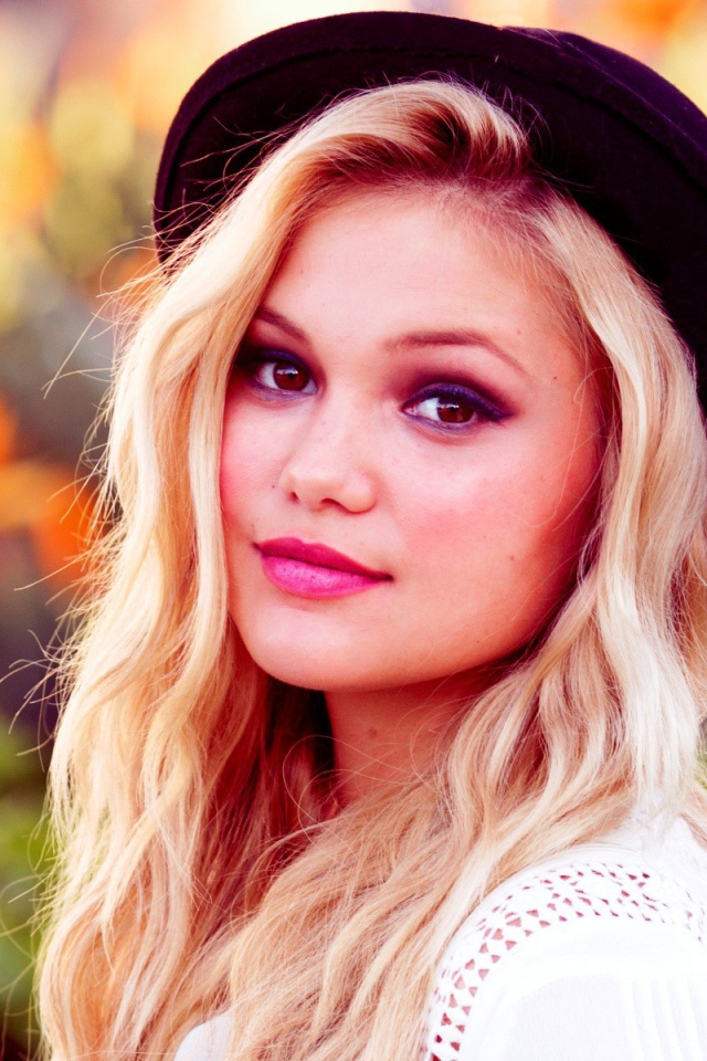 Блондинка в черной шляпе Оливия Холт