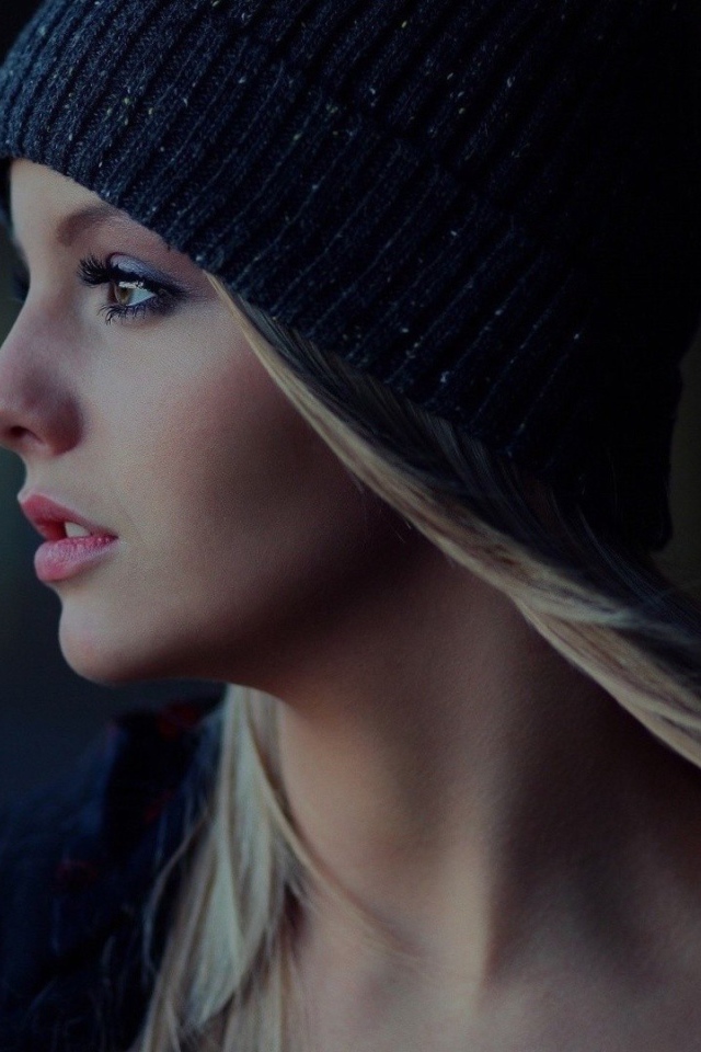 Блондинка в черной вязанной шапке