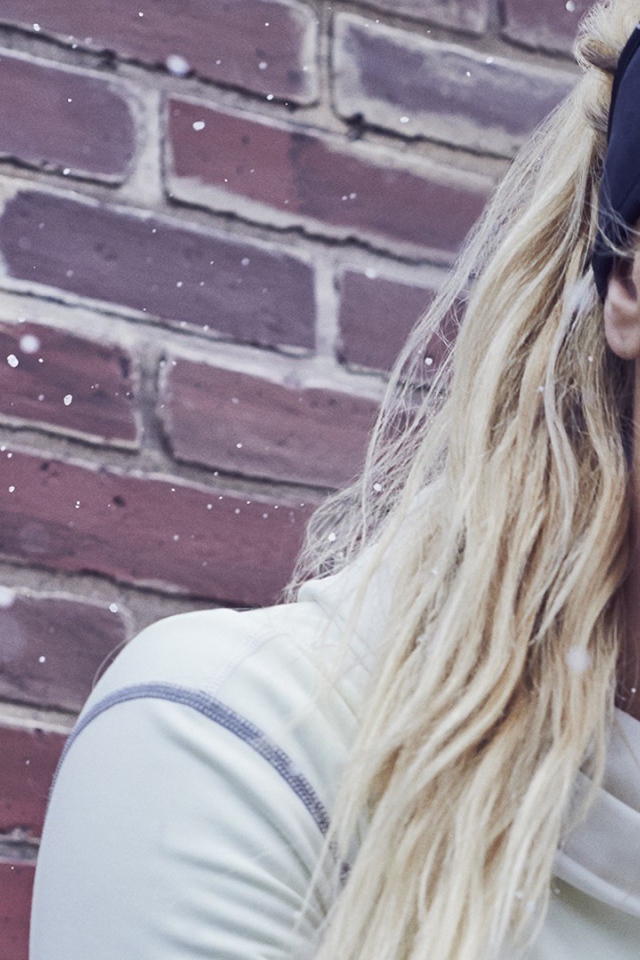 Блондинка в налобной повязке