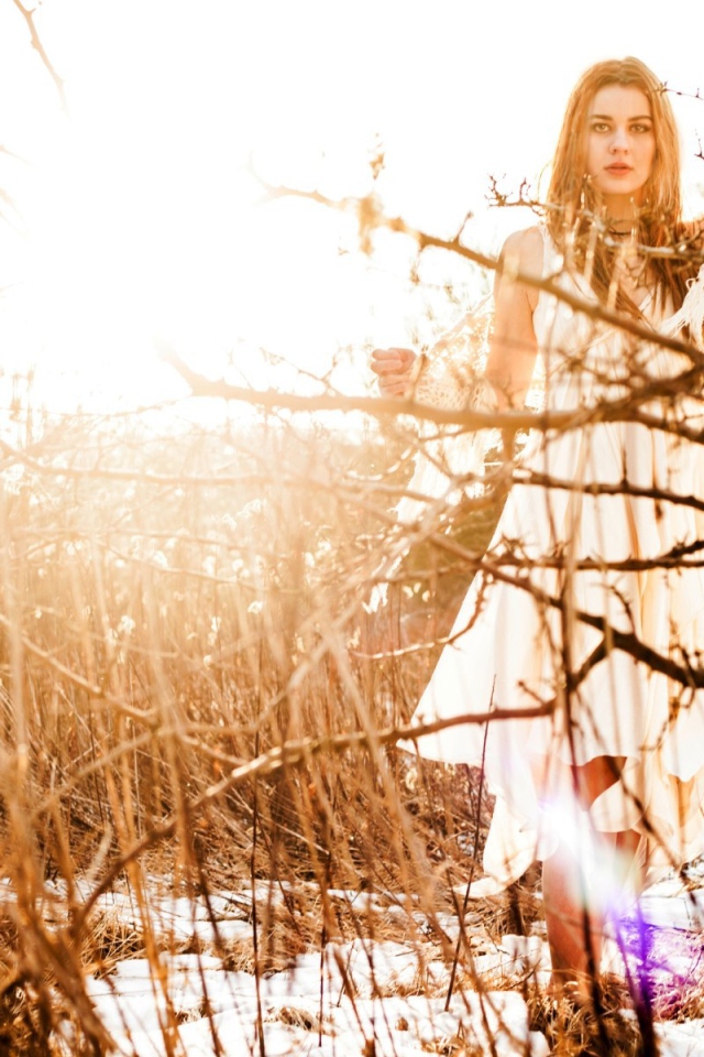 Блондинка в белом платье на снегу