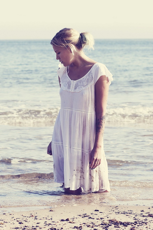 Блондинка стоит в воде