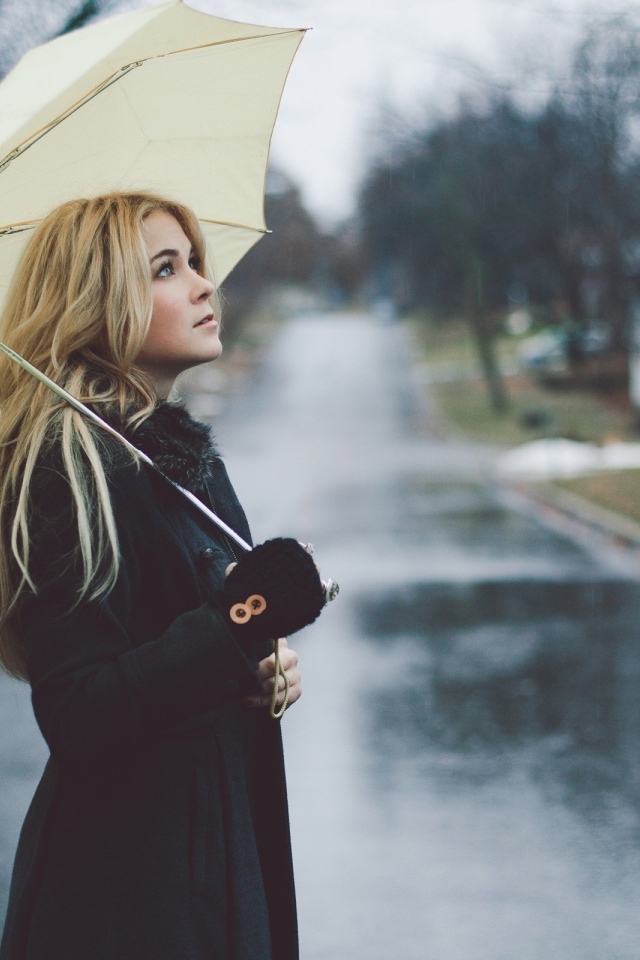 Блондинка под белым зонтом во время дождя