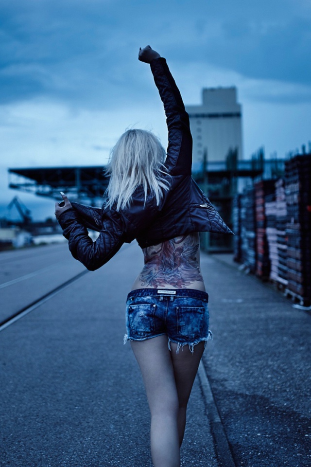 Блондинка гуляет по улице