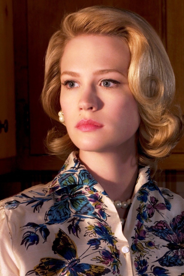 Блондинка с сигаретой в руке