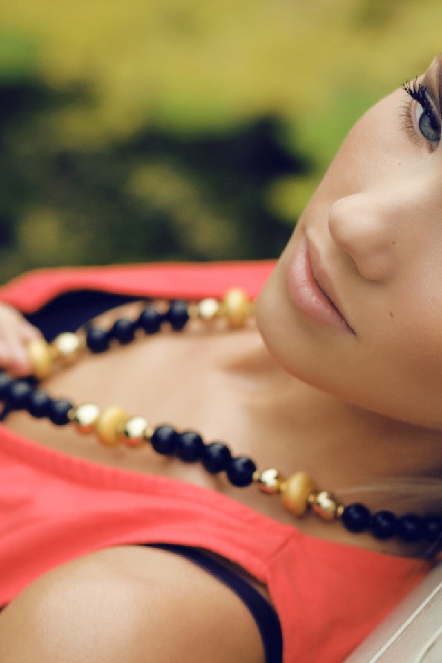 Блондинка с ожерельем на шее