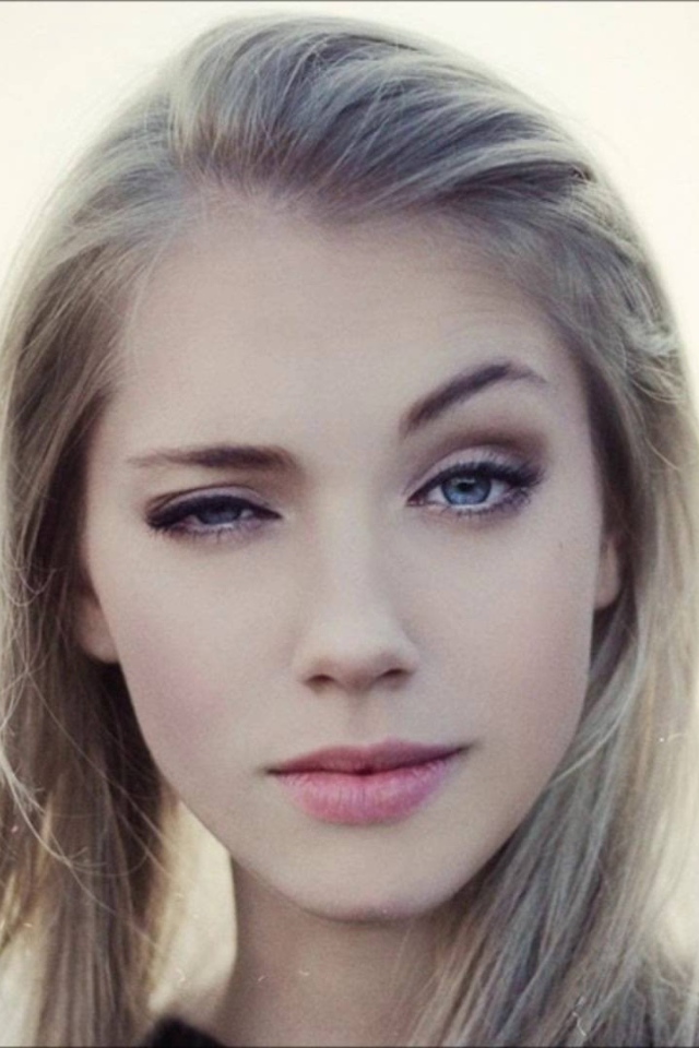 Блондинка с голубыми глазами прищурила глаз