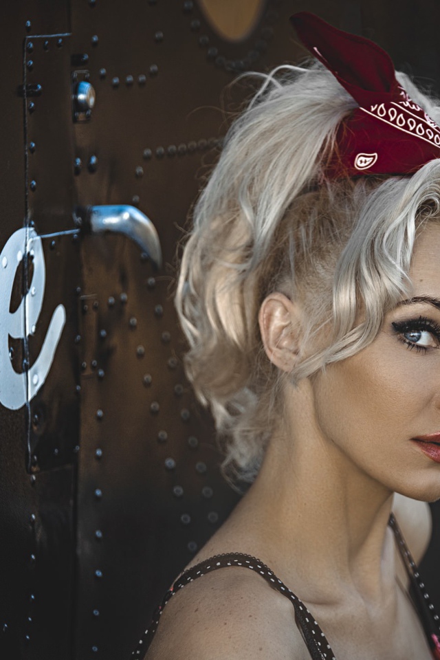 Блондинка с ретро прической у дверей гримерной