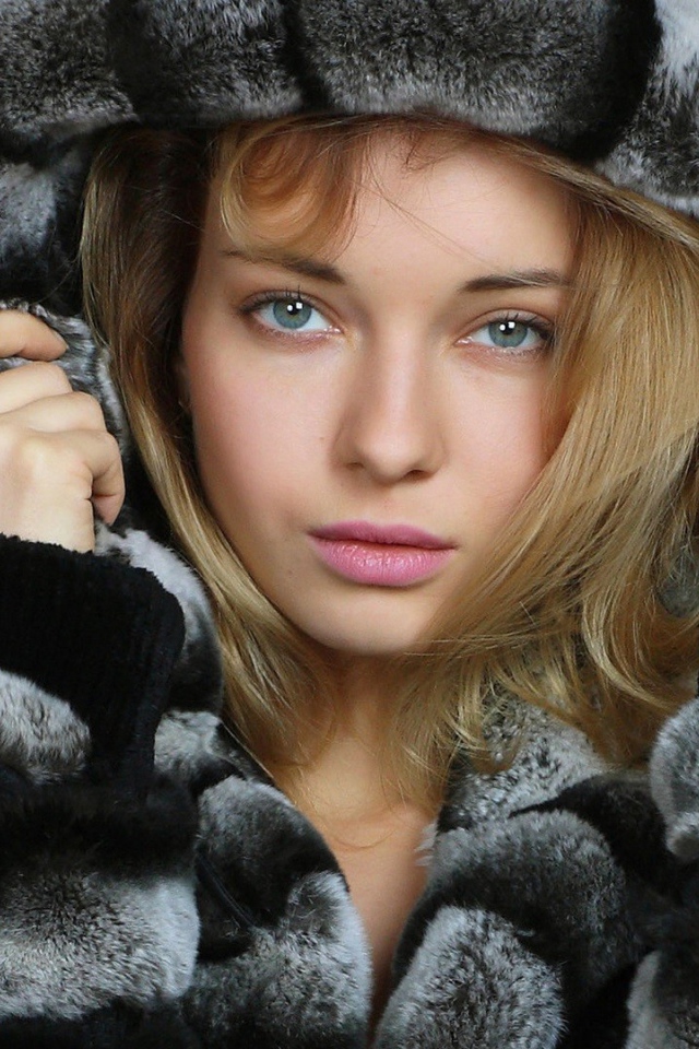 Голубоглазая девушка в черном меховом пальто