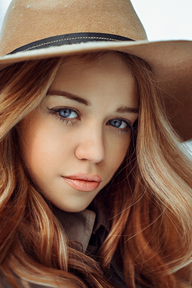 Голубоглазая девушка в коричневой ковбойской шляпе