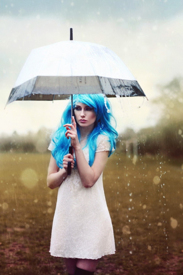 Синеволосая девушка под белым зонтом