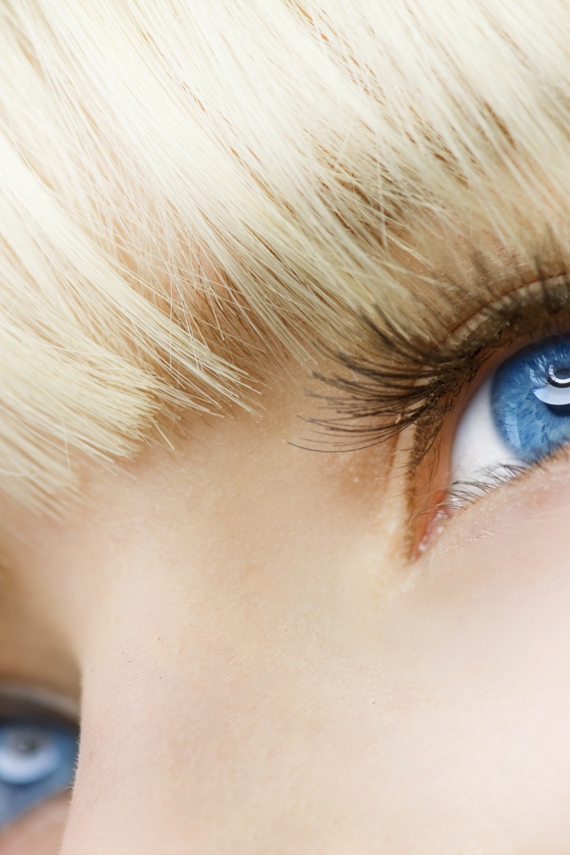 Голубые глаза девушки блондинки