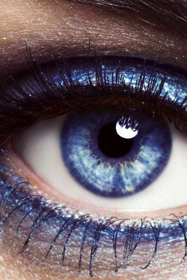 Голубой макияж на глазах голубоглазой девушки