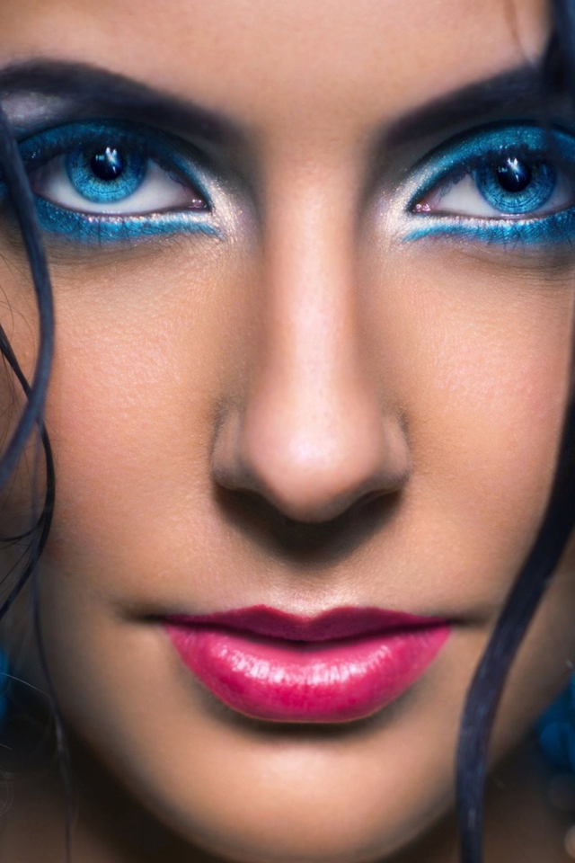 Голубой макияж девушки с голубыми волосами