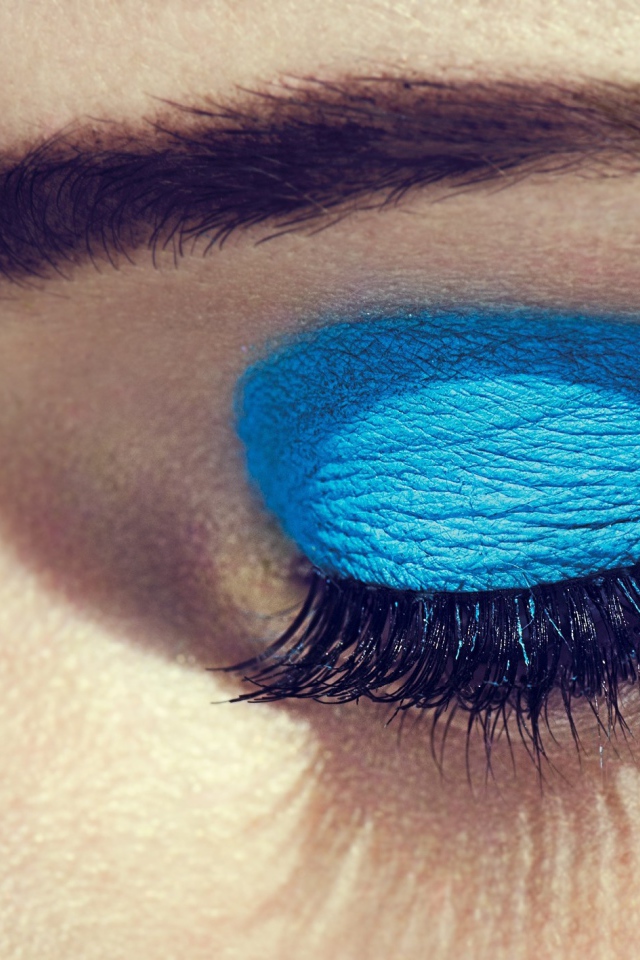 Голубые тени аккуратно нанесены на глаза