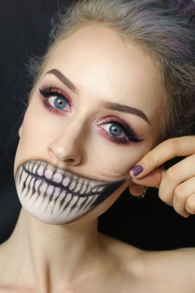 Бодиарт на лице девушки зубы