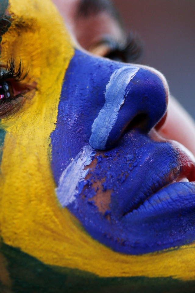 Флаг Бразилии нарисован на лице девушки