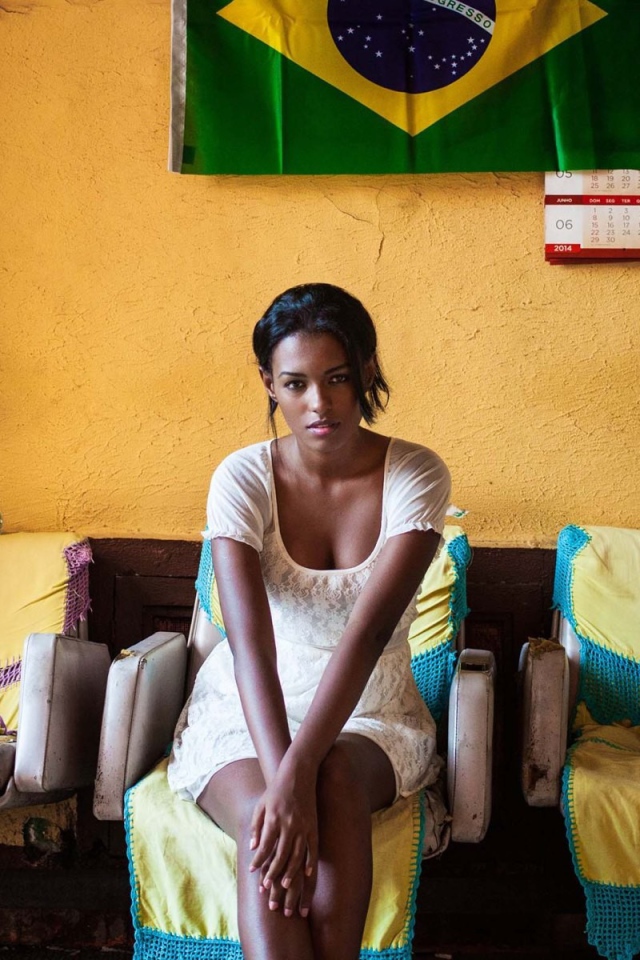 Бразильская девушка в своем доме