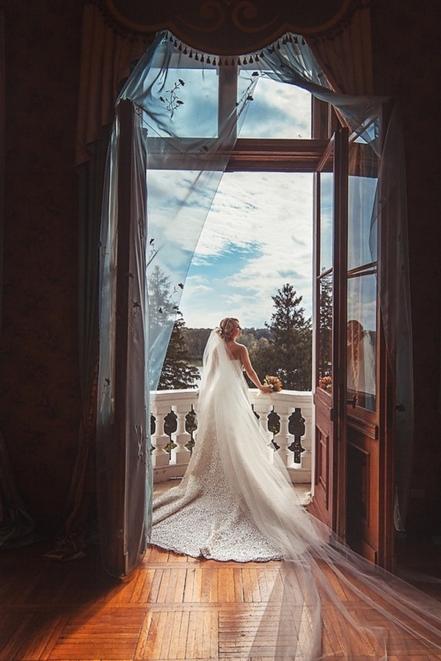 Невеста стоит на балконе