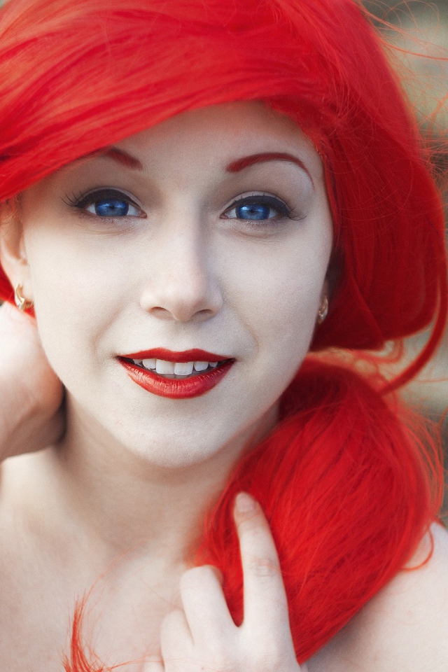 Ярко алые волосы у голубоглазой девушки