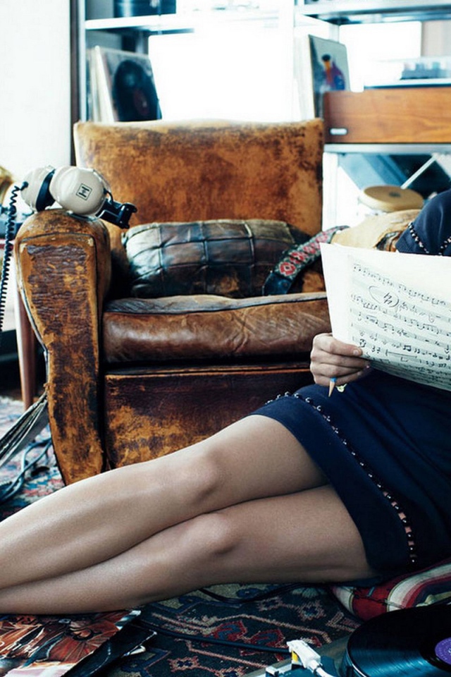 Бритни Спирс в окружении музыки