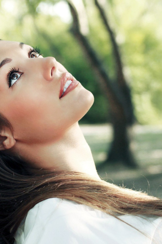 Брюнетка Lorena Garcia смотрит вверх