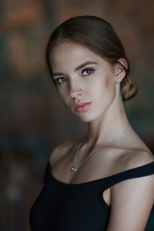 Брюнетка Виктория Лукина