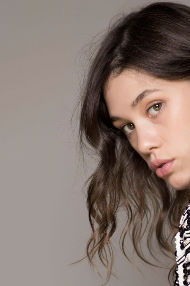 Девушка брюнетка Астрид Бергес